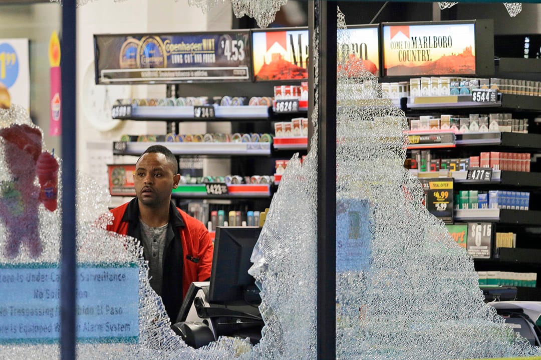 达拉斯枪击案后清晨，警方在现场调查。