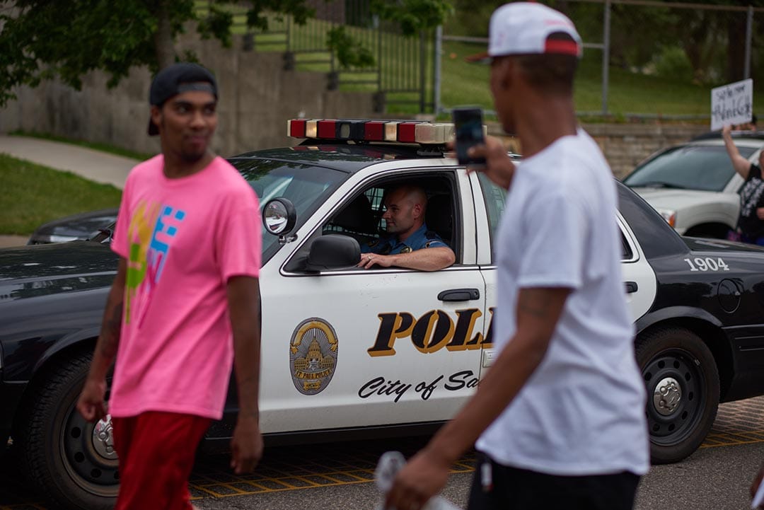 明尼苏达州市民走上街头示威。