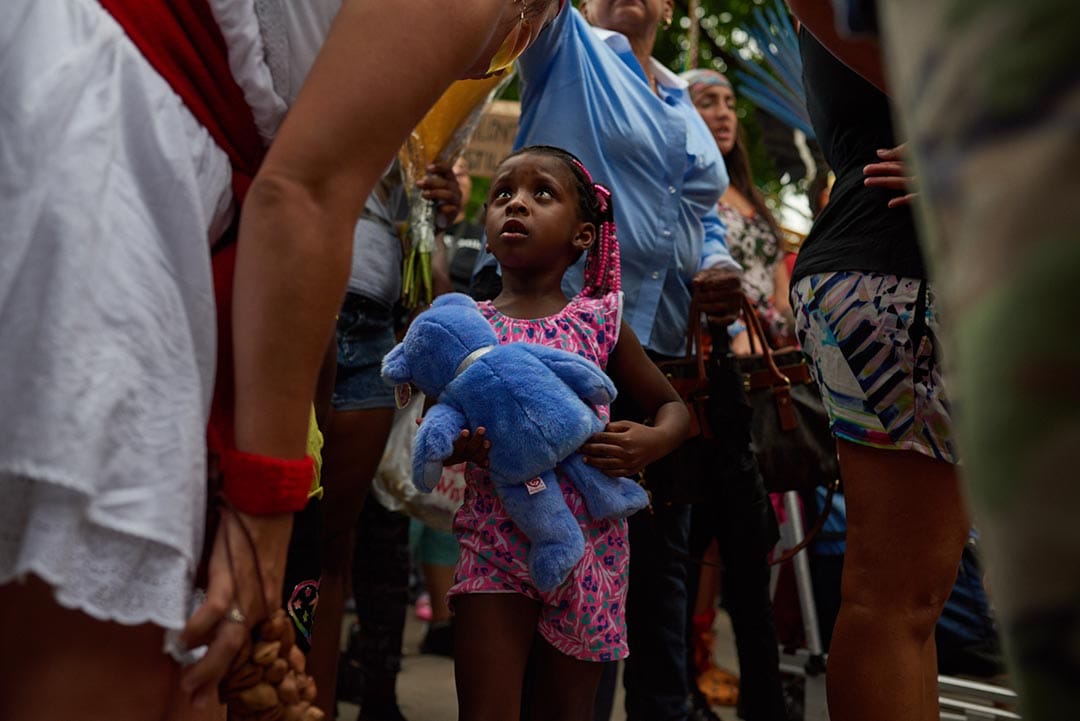 卡斯蒂尔(Philando Castile)的四歳女儿，在他生前工作的学校出席悼念活动。