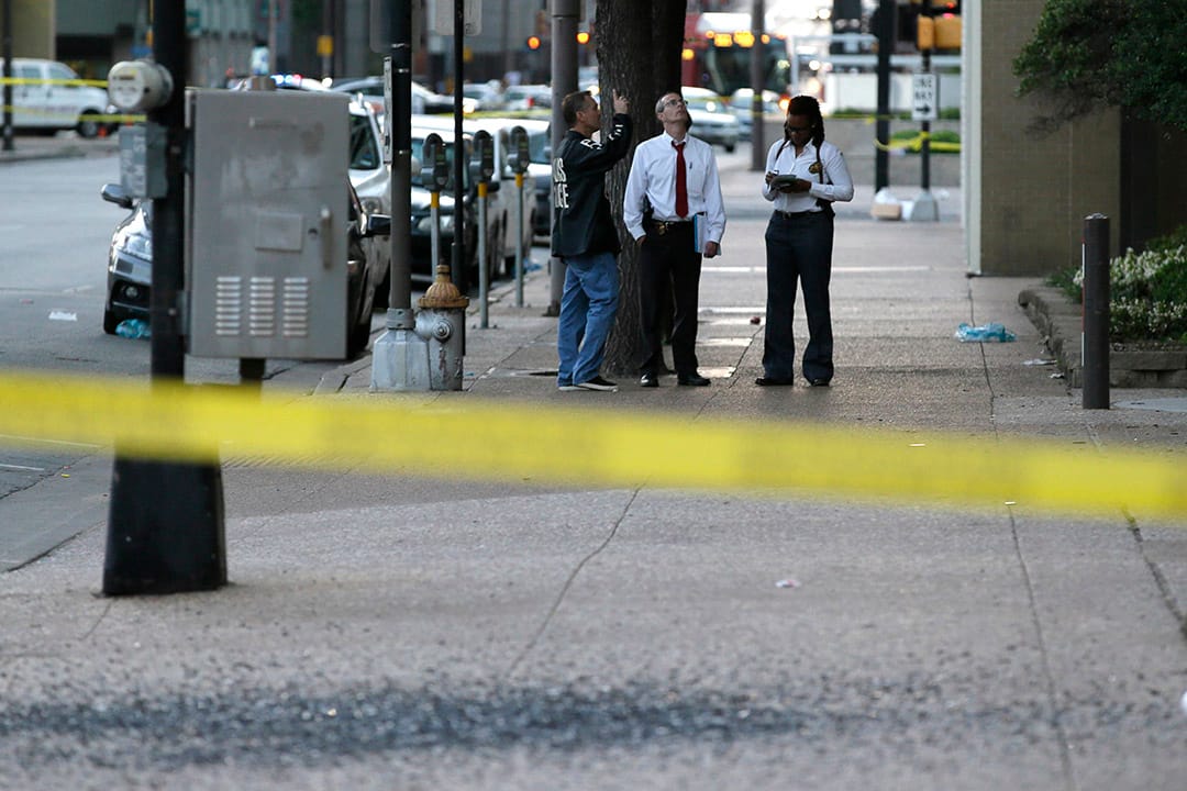 达拉斯枪击案后清晨，警方在现场调查。