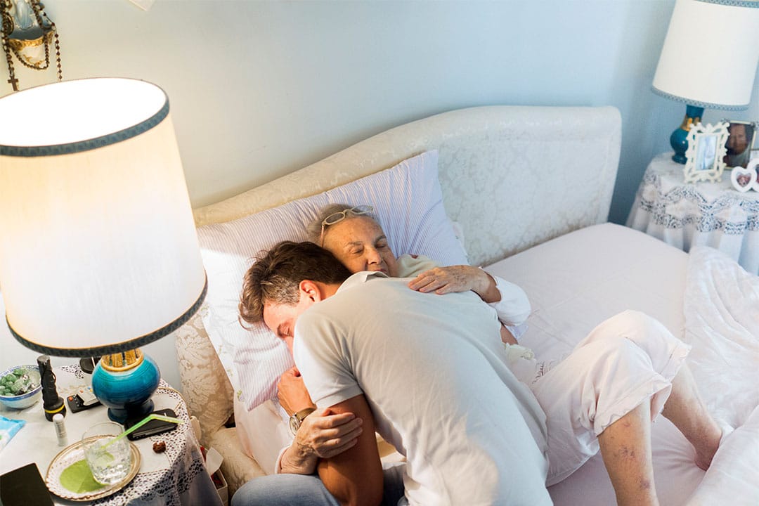 2015年6月22日，意大利科薩托，Marisa Vesco (Nonna) 擁抱她的外甥。 