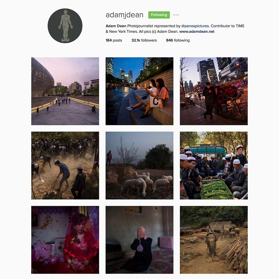 Adam Dean (@adamjdean)，駐北京自由攝影師，Panos圖片社成員，《紐約時報》特約攝影師，曾獲多個國際新聞攝影比賽獎項。