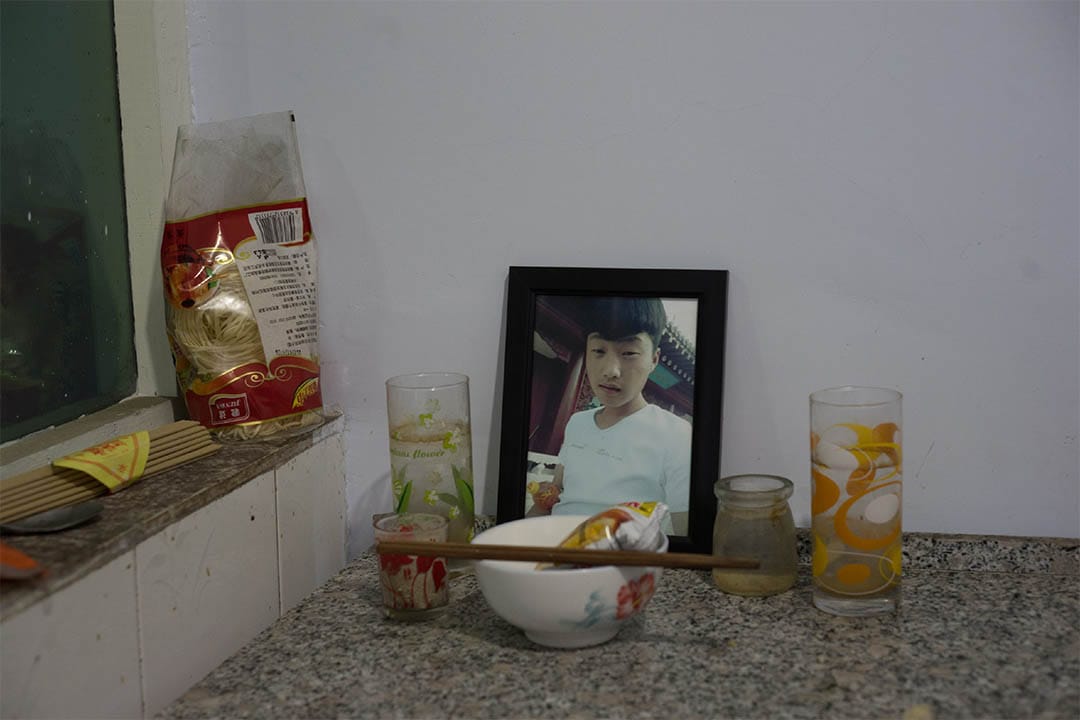 來自河北蔚縣的烈士董澤鵬,在他家的一角,擺放著他的遺照,家人經常懷念這個孩子。