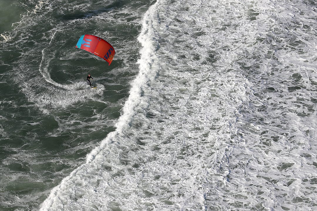 2016年7月31日，一個滑浪風帆選手正準備開始練習。