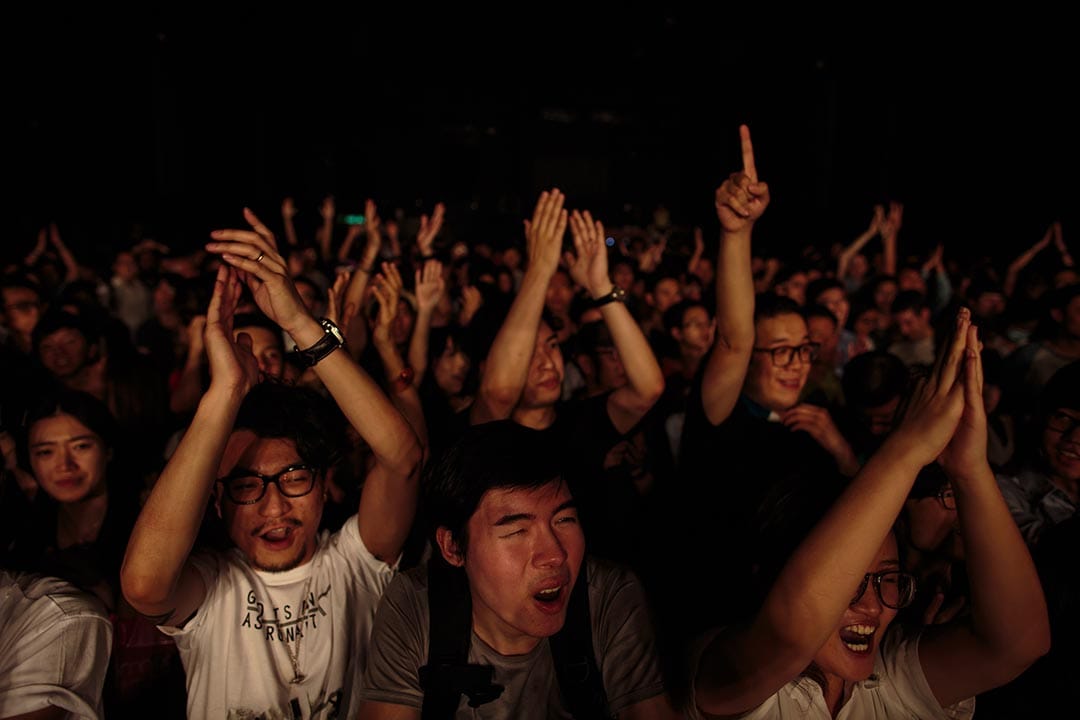 2016年6月23日，九龍灣國際展貿中心，人們在樂隊演出時鼓掌。 