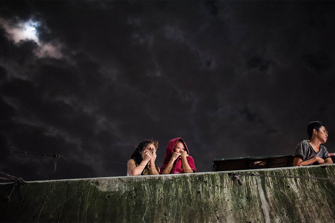 2016年8月18日,菲律賓馬尼拉,該區居民旁觀警方的緝毒行動。