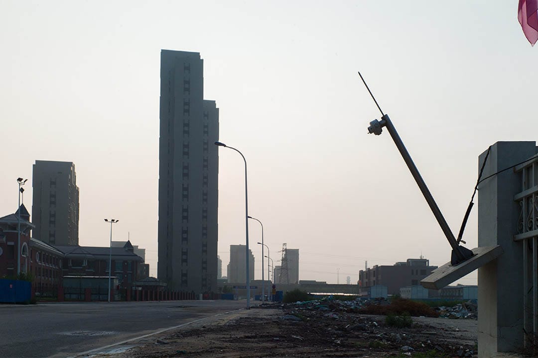 離爆炸點最近的兩棟居民樓,附近是等待驗收的小學,周圍的環境在逐漸恢復中。