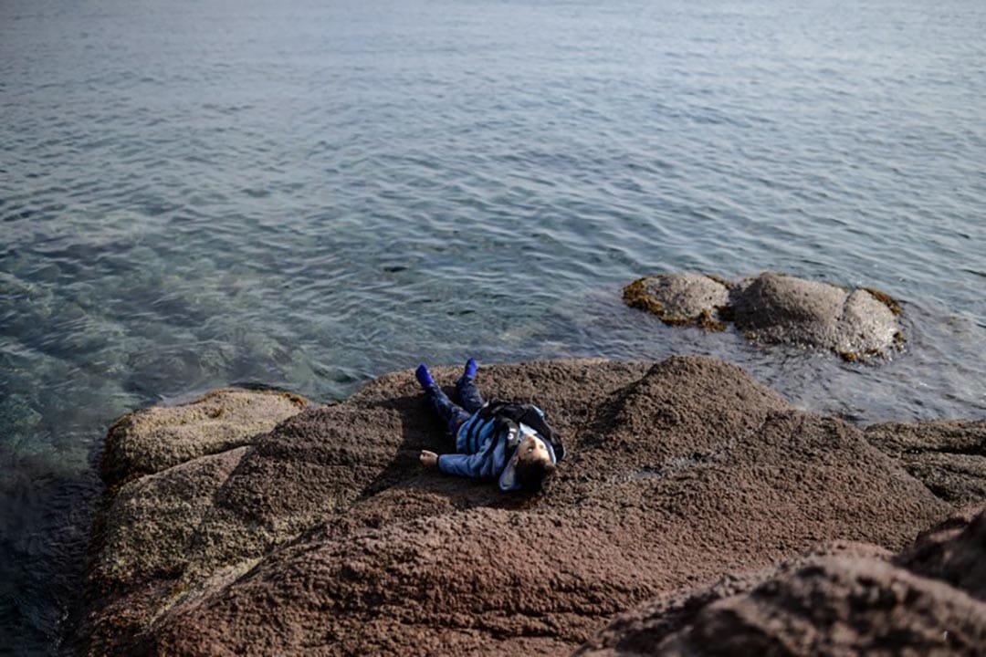 2016年1月30日，由土耳其开到希腊的船只沉没后，一个小孩的尸体漂到岸上。