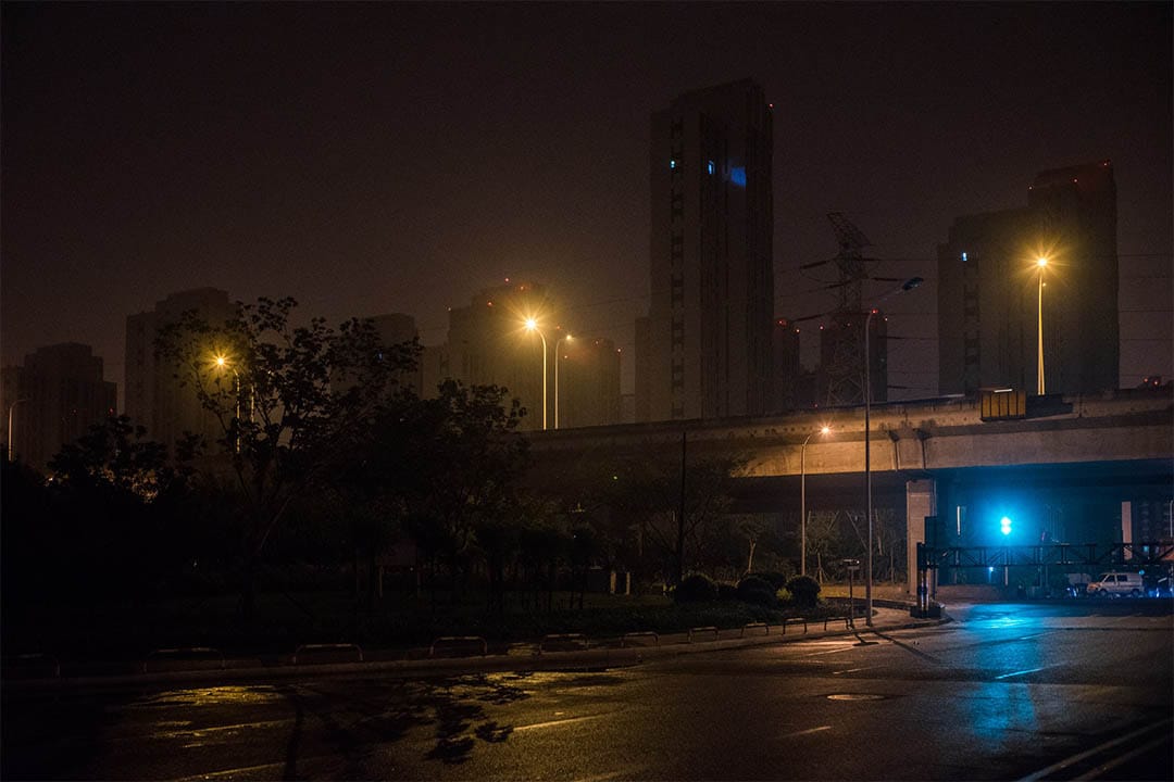 2016年7月底,海港城1期,距離爆炸點最近的小區已經陸續恢復的外觀。夜裡只有一戶亮燈,此刻回遷率並不高。