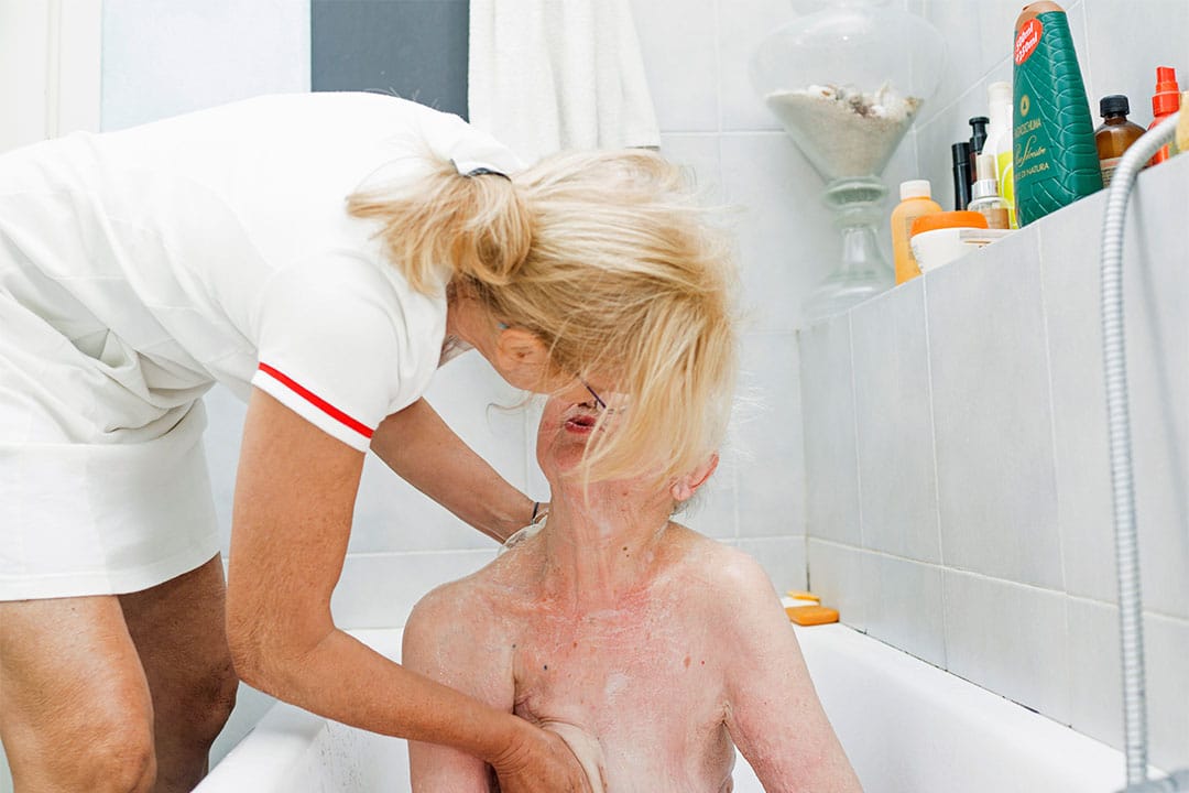 2015年5月21日，意大利米蘭，Gaia的母親為Marisa Vesco (Nonna) 洗澡。