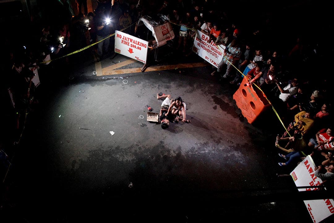 2016年7月23日,菲律宾马尼拉,在缉毒行动中,一个女子的丈夫据警察称被民众打死,女子抱著尸体痛哭。