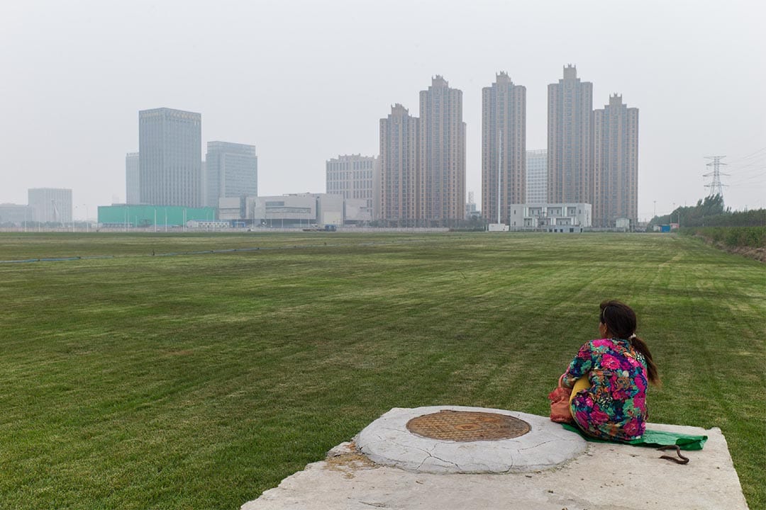 海港城一期現在已經變成一片綠地,曾經停滿集裝箱,或是被各種小商販佔領,在爆炸後都被清理乾淨。因為小區附近配套設施逐漸完善,房價跟著漲起來,現在已經遠超過當初1萬3千元一平的回購價。