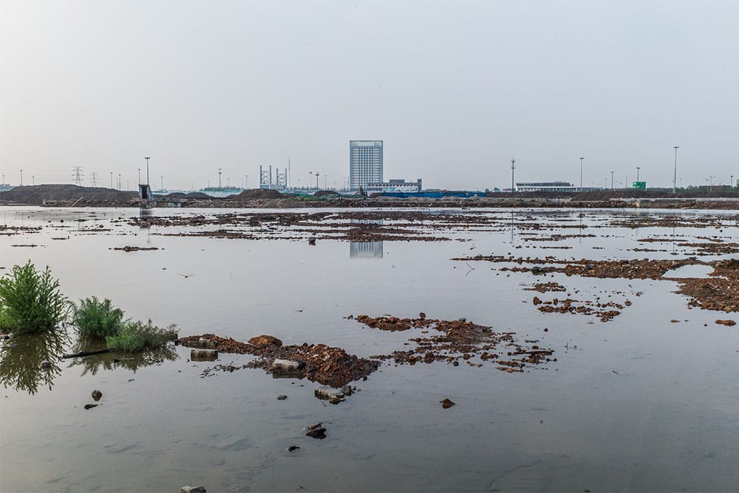 爆炸核心區,集裝箱早已清理完畢,現在猶如一片荒地。去年天津市政府表示未來將在此處建一座公園,同時承諾為犧牲消防員建紀念碑。