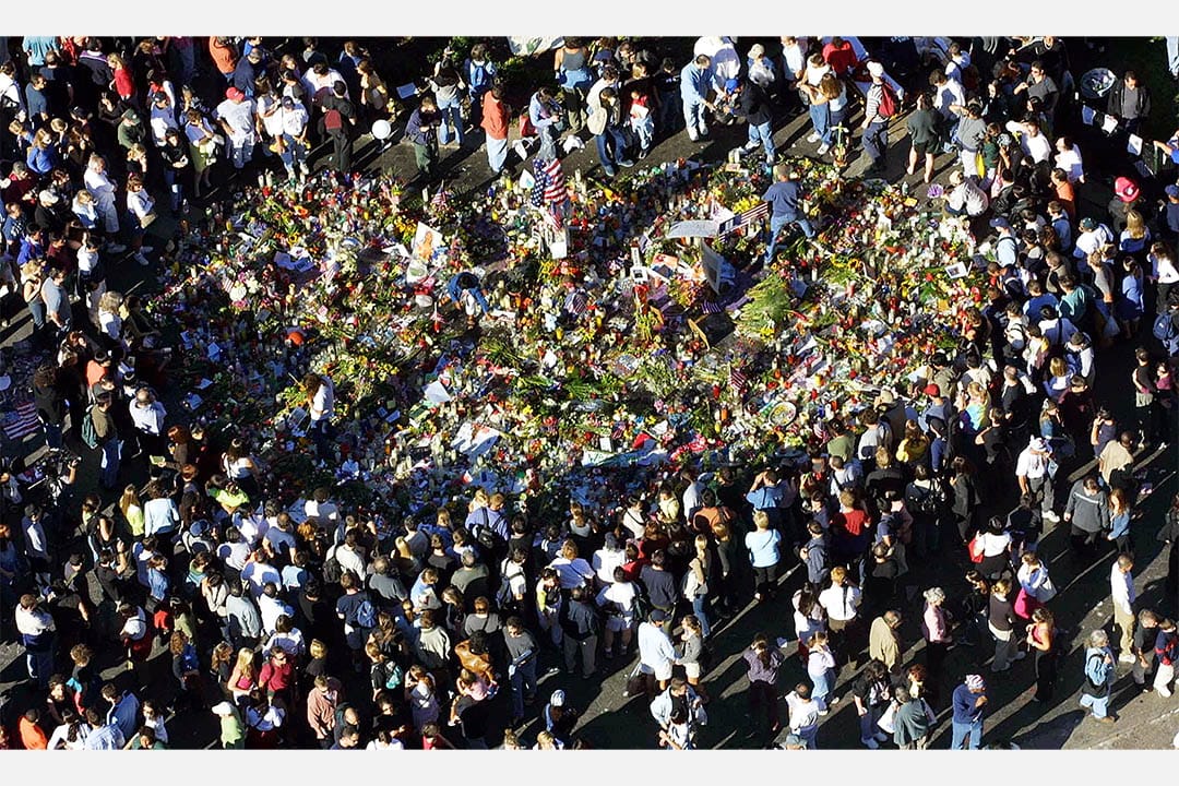 2001年9月15日,数百人在一个仪式中悼念世贸中心的死者。