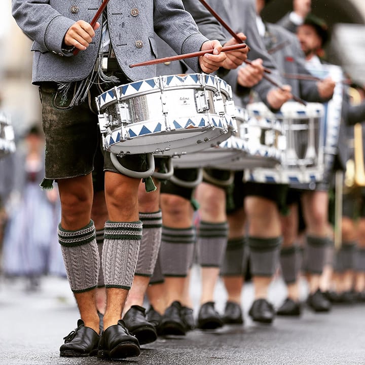 步枪兵协会的成员参加啤酒节第二天的游行活动。