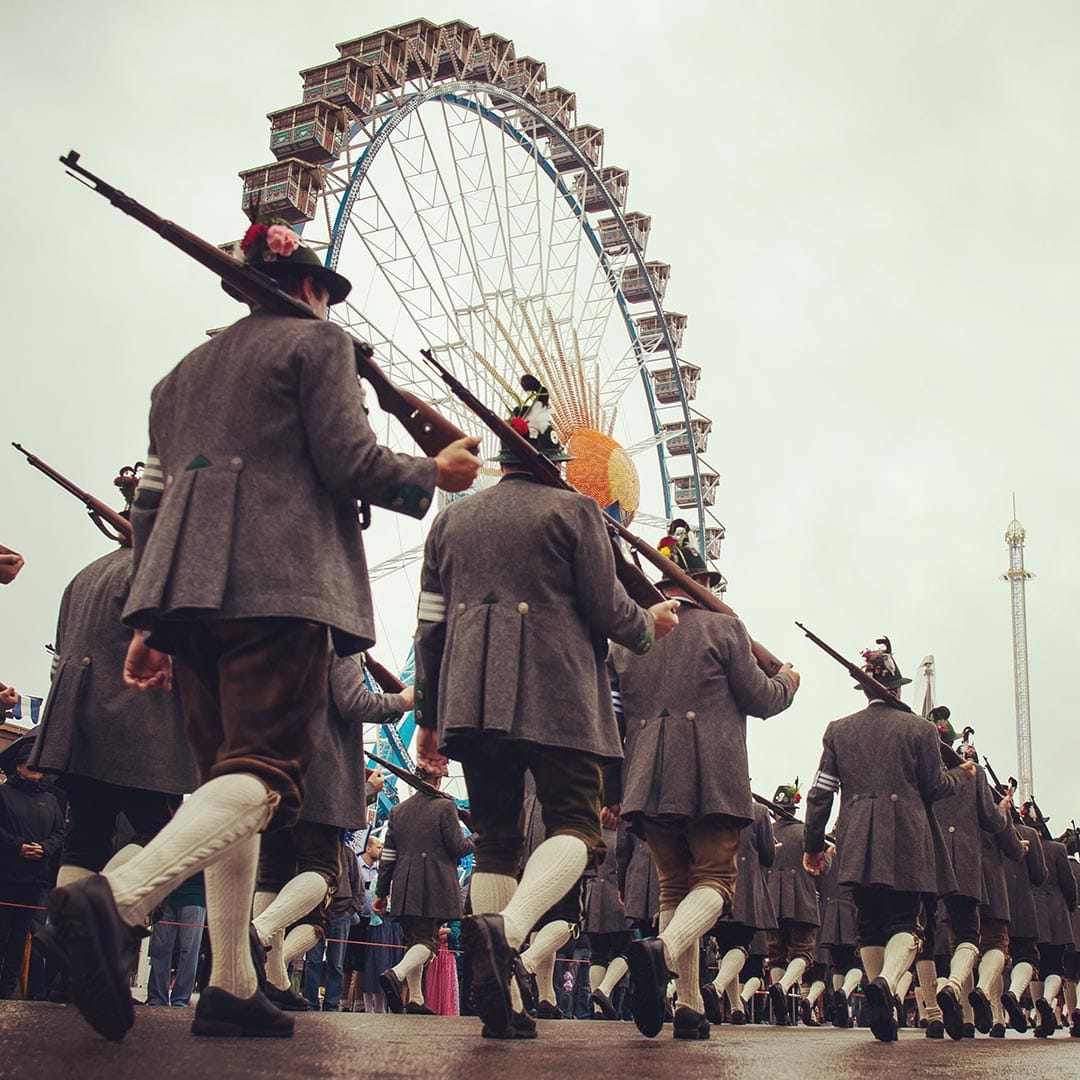 巴伐利亞樂隊和步兵協會的成員在啤酒節的第2天，參加一年一度的步槍兵的遊行。