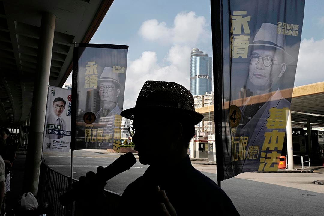 一位立法會選舉參選人在街頭演講。