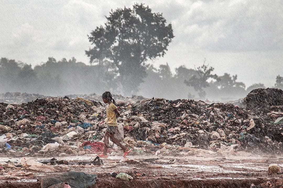 柬埔寨暹粒,一位女孩在暴风过后的垃圾堆中奔跑。