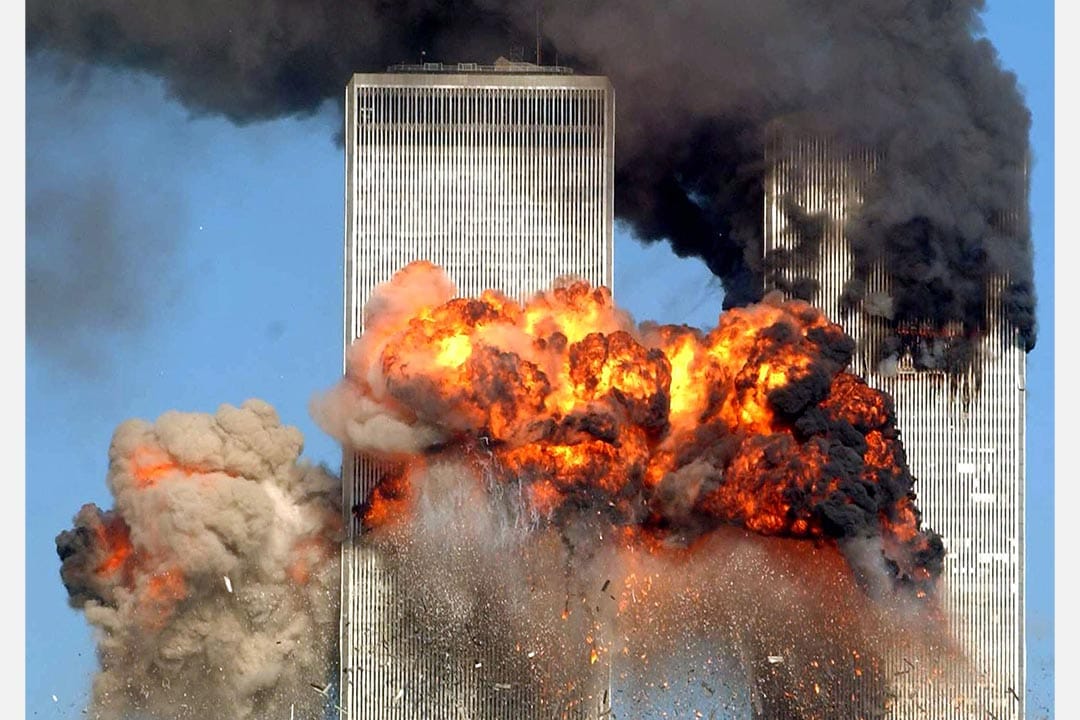 2001年9月11日,被劫持客机撞向世贸中心,并发生爆炸。