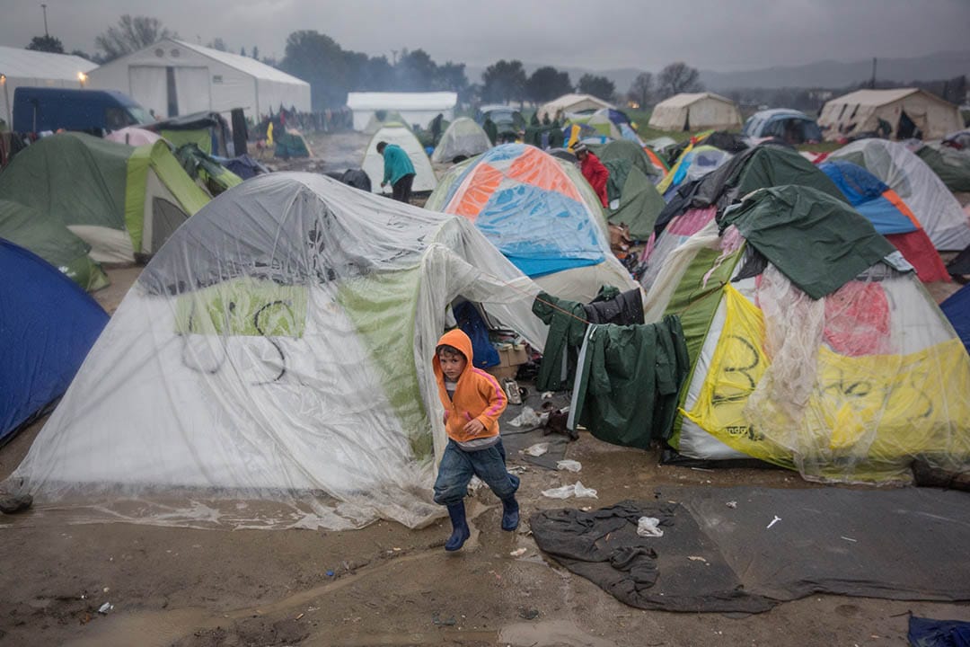 希腊,一个男孩在马其顿边境的难民营中奔跑。