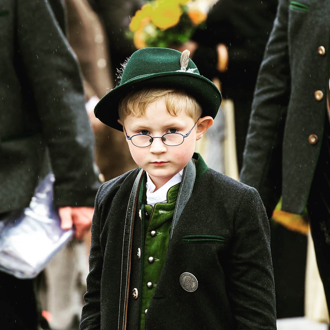 巴伐利亞傳統服裝協會(Trachtenverein)參加一年一度的啤酒節遊行。