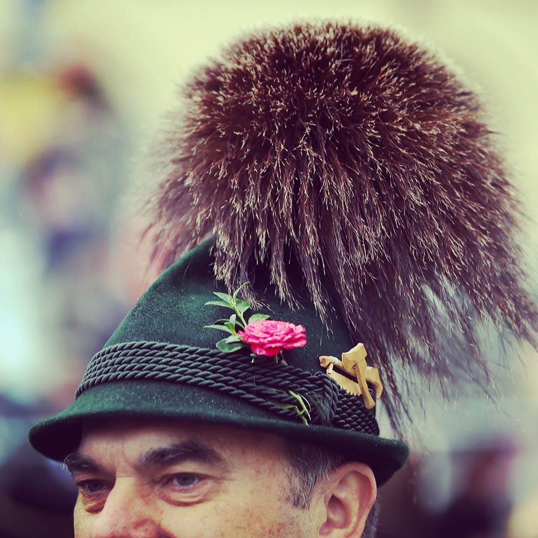 一名穿著傳統服飾的男子參加啤酒節的遊行。