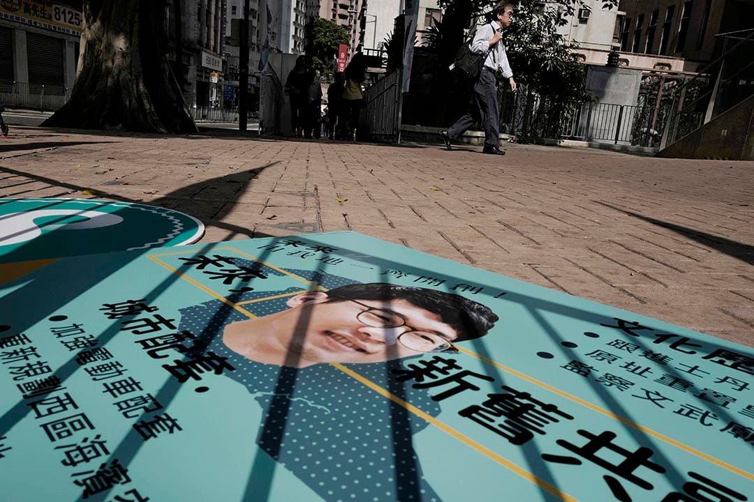 欄杆的影子映在香港眾志的宣傳品上。