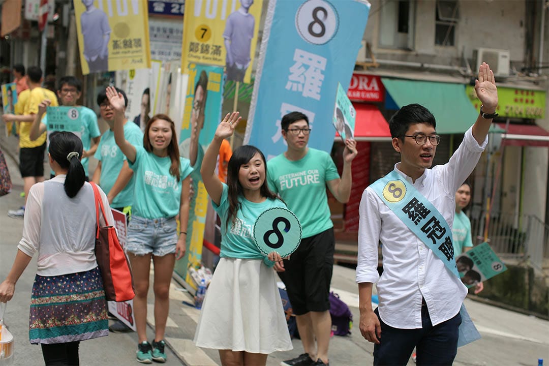 香港眾志羅冠聰在西營盤正街拉票。