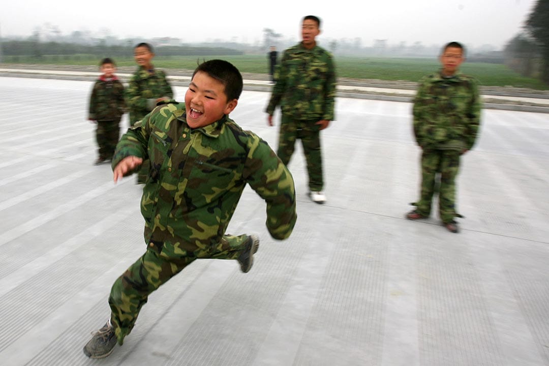 中国成都,徐向阳教育训练工作室的学生在进行户外训练期间玩游戏。