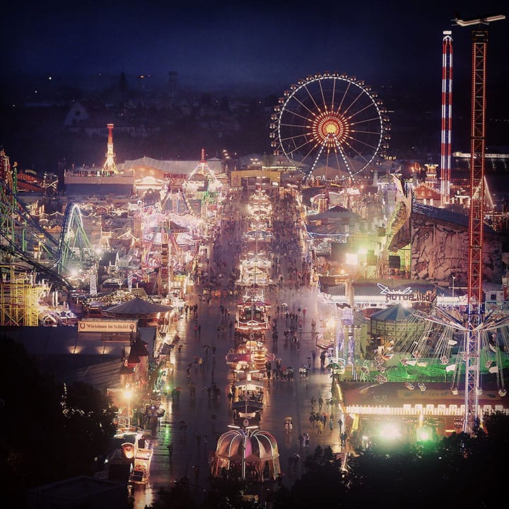 慕尼黑啤酒節開幕當天的特蕾西婭草坪 (Theresienwiese)夜景。