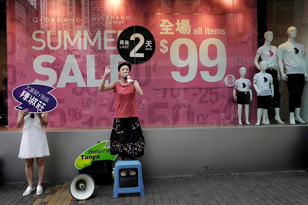 立法會選舉公民黨參選人在街頭宣傳。