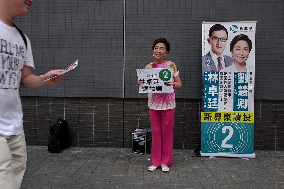 立法會選舉民主黨參選人在街上派發宣傳單張。