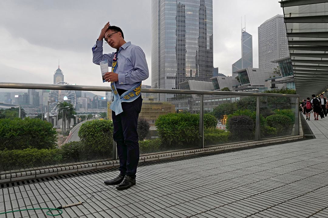 一名獨立參選人於宣傳期間整理頭髮。