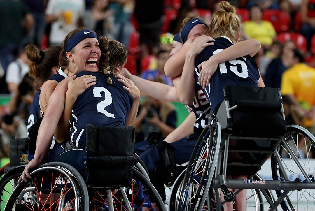 美國隊贏得女子輪椅籃球決賽後激動擁抱。