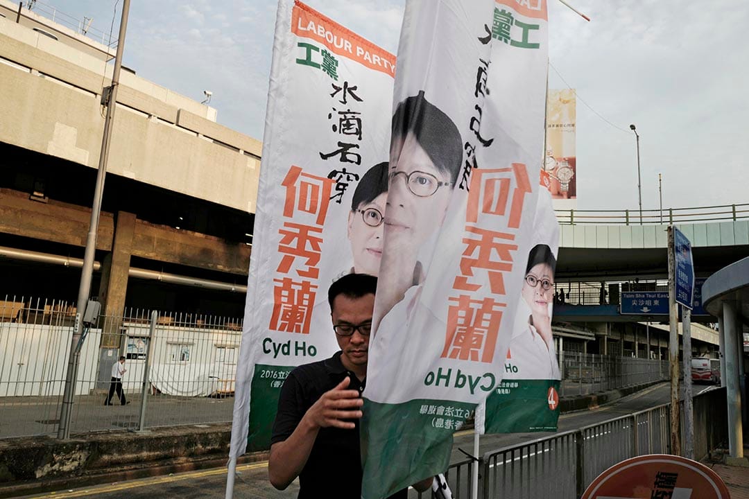 工黨支持者在街頭掛起宣傳直幡。