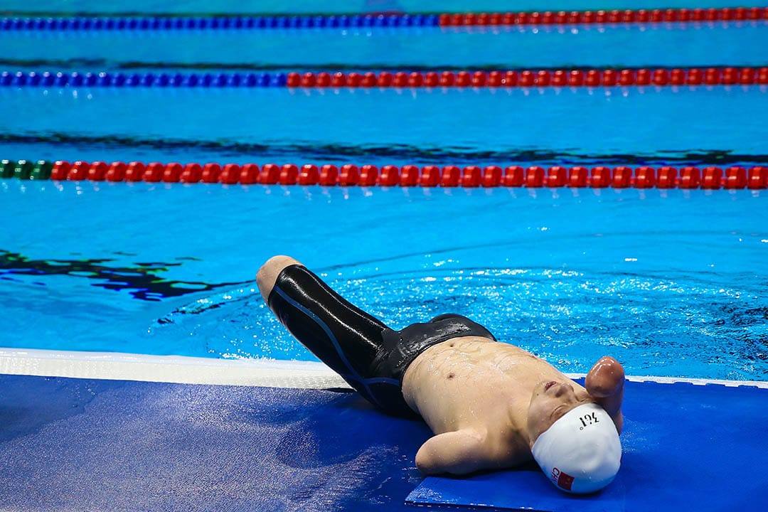 中國選手許慶在比完男子200公尺個人混合式後在池邊休息。