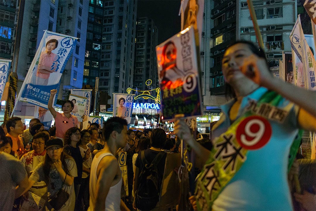 立法會九西候選人梁美芬、林依麗於黃埔花園外拉票,兩陣營支持者不停叫囂。