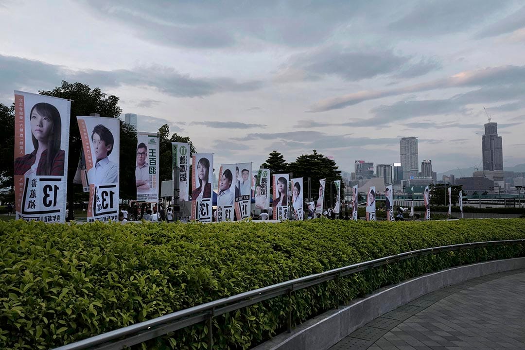 立法會外,掛著各立法會選舉參選人的直幡。
