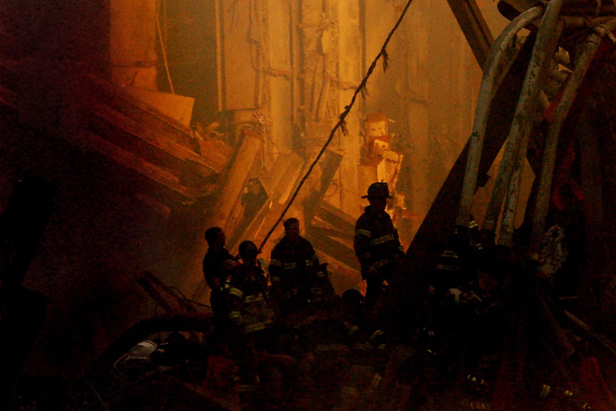 2001年9月14日,救援人员正在搜救。