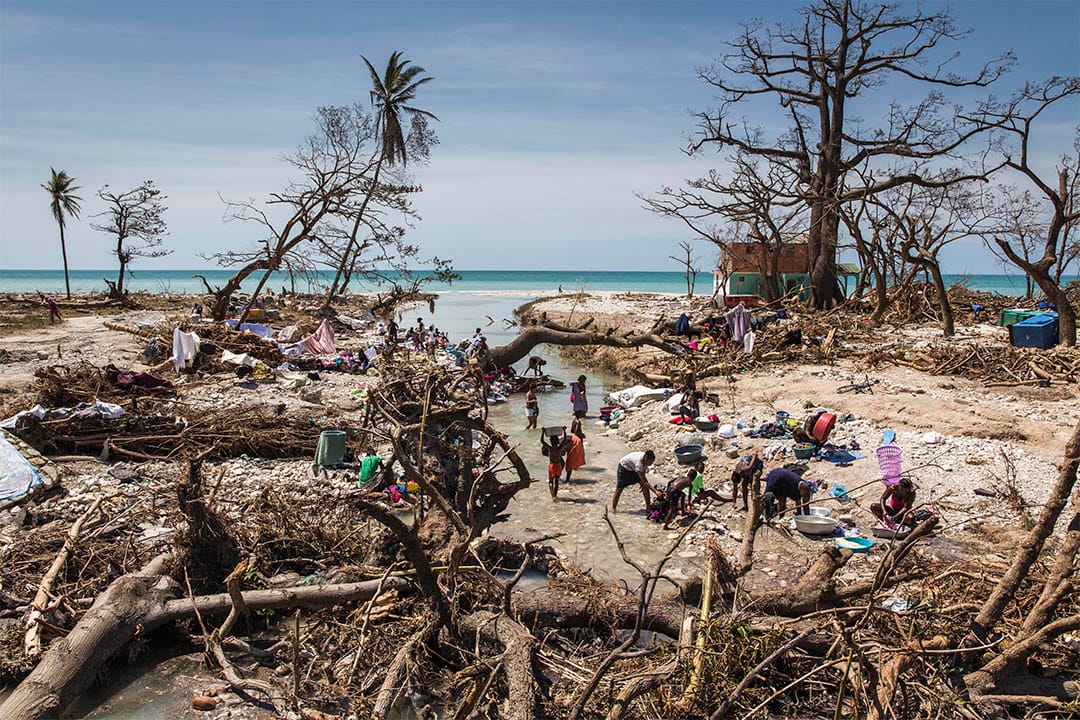  同樣在南部省的薩魯特港(Port Salut)，受災災民在河流洗衣服。