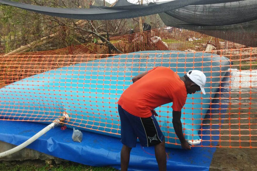 無國界醫生在大灣省地區的村落安裝十個儲水囊，每個容量達 1.5 萬公升。