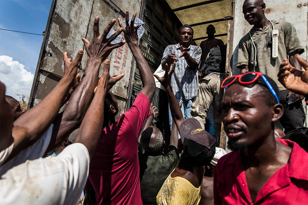 不少海地人在颶風過後回到南部家鄉協助救援工作，向災民分發食水等物資。