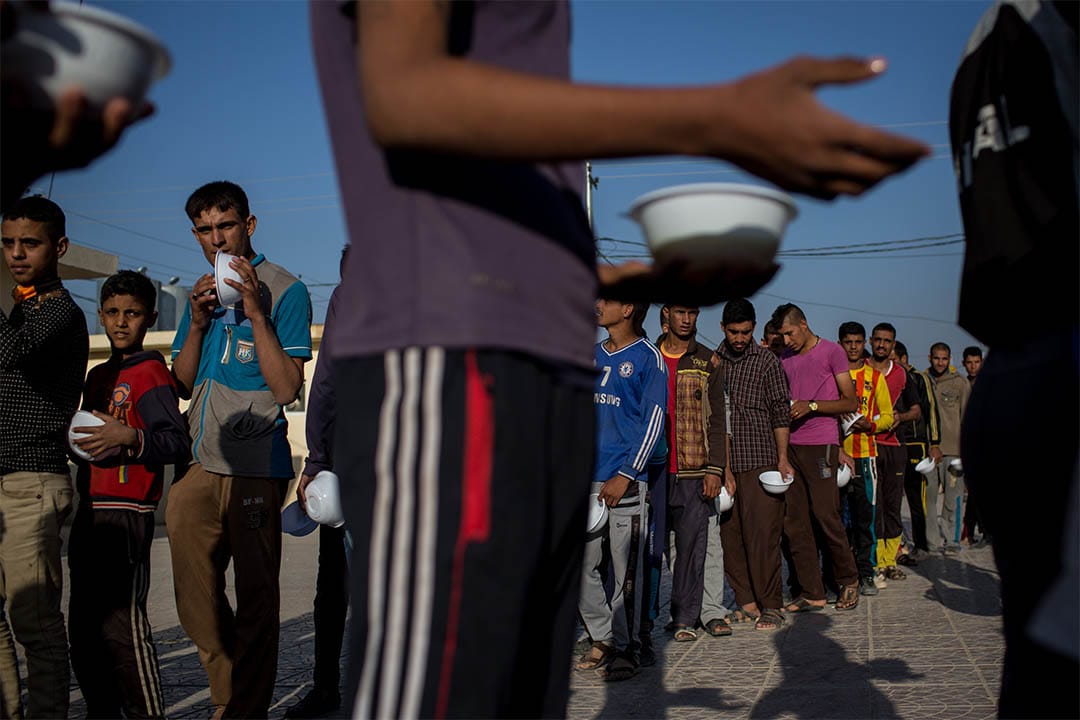 2016年11月6日，伊拉克迪巴嘉，人们排队领取食物。