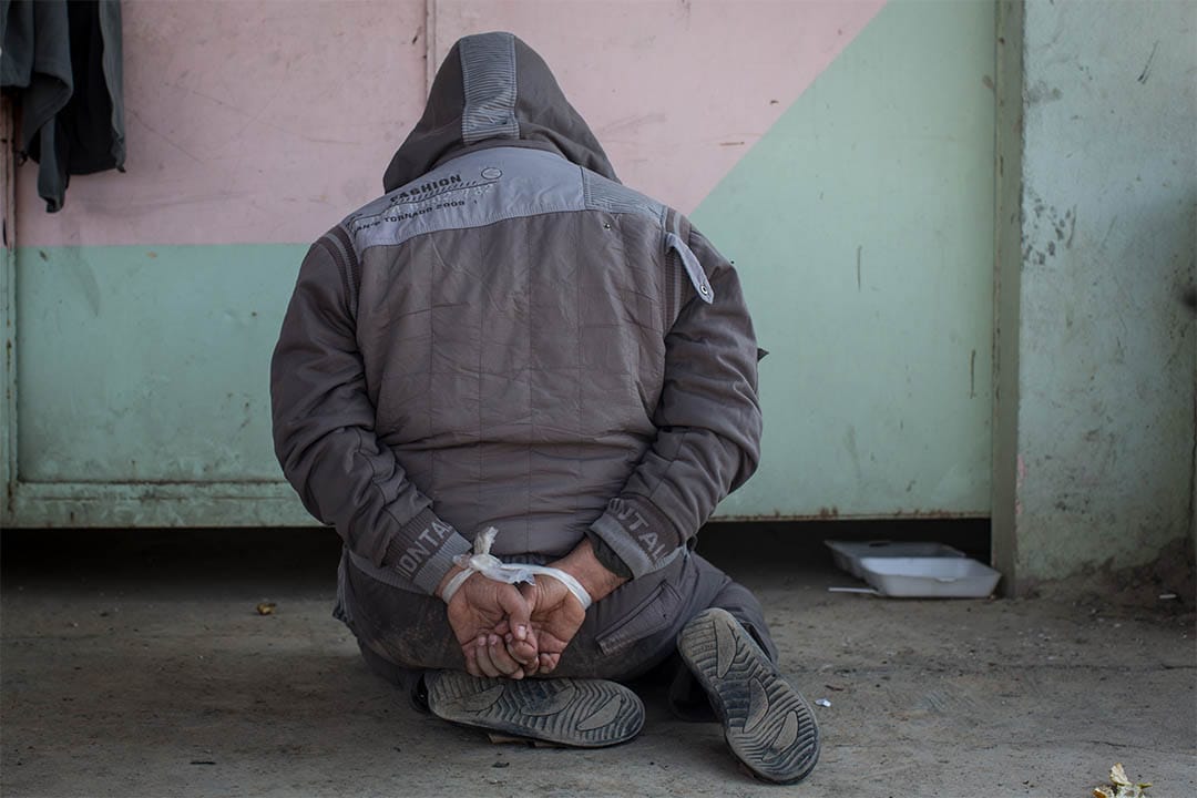 2016年11月7日，伊拉克高吉亚利，一个被怀疑与伊斯兰国有联系的男人被拘押。