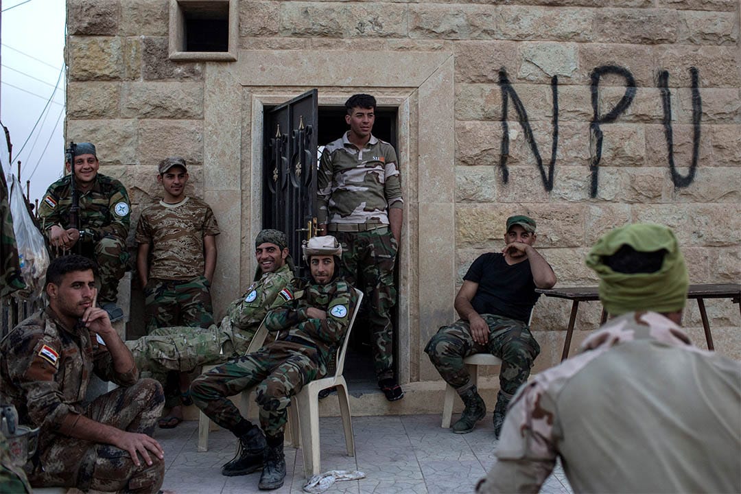 2016年11月8日，伊拉克卡拉哥希，有军队在一家损毁的教堂设立检查站，稍作休息。