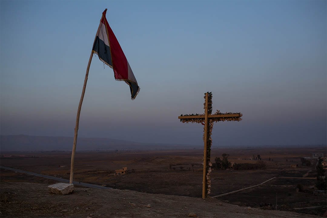 2016年11月8日，伊拉克卡拉哥希，一个十字架竖立在军队检查站。