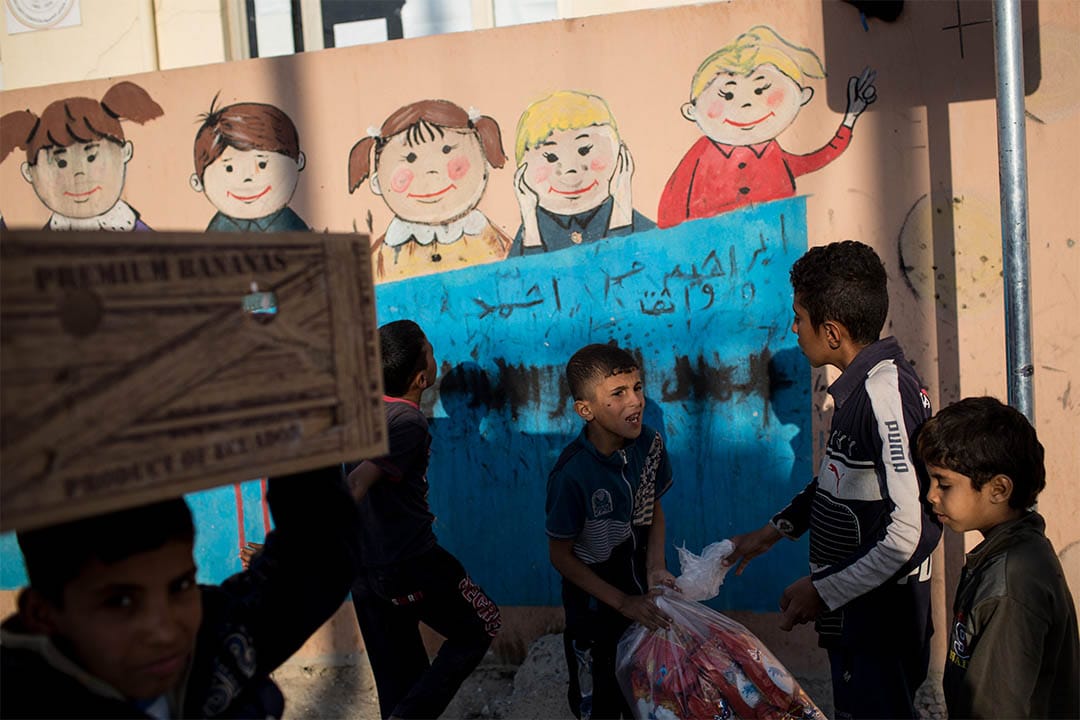 2016年11月6日，伊拉克迪巴嘉，孩童在等候领取食物。