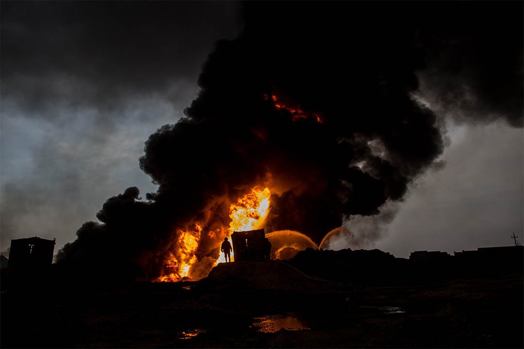 2016年11月9日，伊拉克盖亚拉一个油井，有消防员在扑救伊斯兰国的纵火。