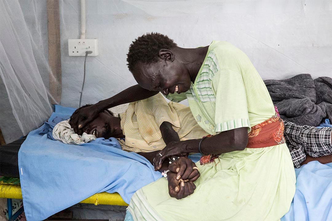 2015年11月，南蘇丹馬拉卡勒(Malakal, South Sudan)，在馬拉卡勒聯合國營地內的無國界醫生醫院，一名女士為她的親人患上惡疾而感到難過。