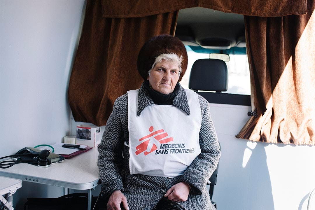 2016年3月，烏克蘭馬約斯基(Mayorsk, Ukraine)，一名無國界醫生志願健康工作者坐在以小型貨車改裝而成的流動診所的後座。這間流動診所專為接近烏克蘭政府軍與反對派衝突前線的馬約斯基的居民提供服務。